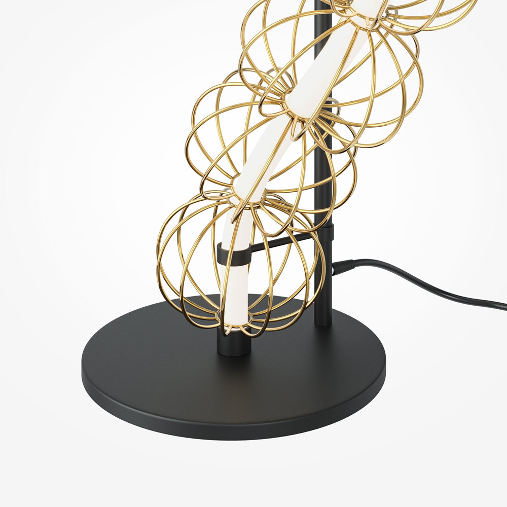 Détail de la base ronde noire et du câble électrique au sol
