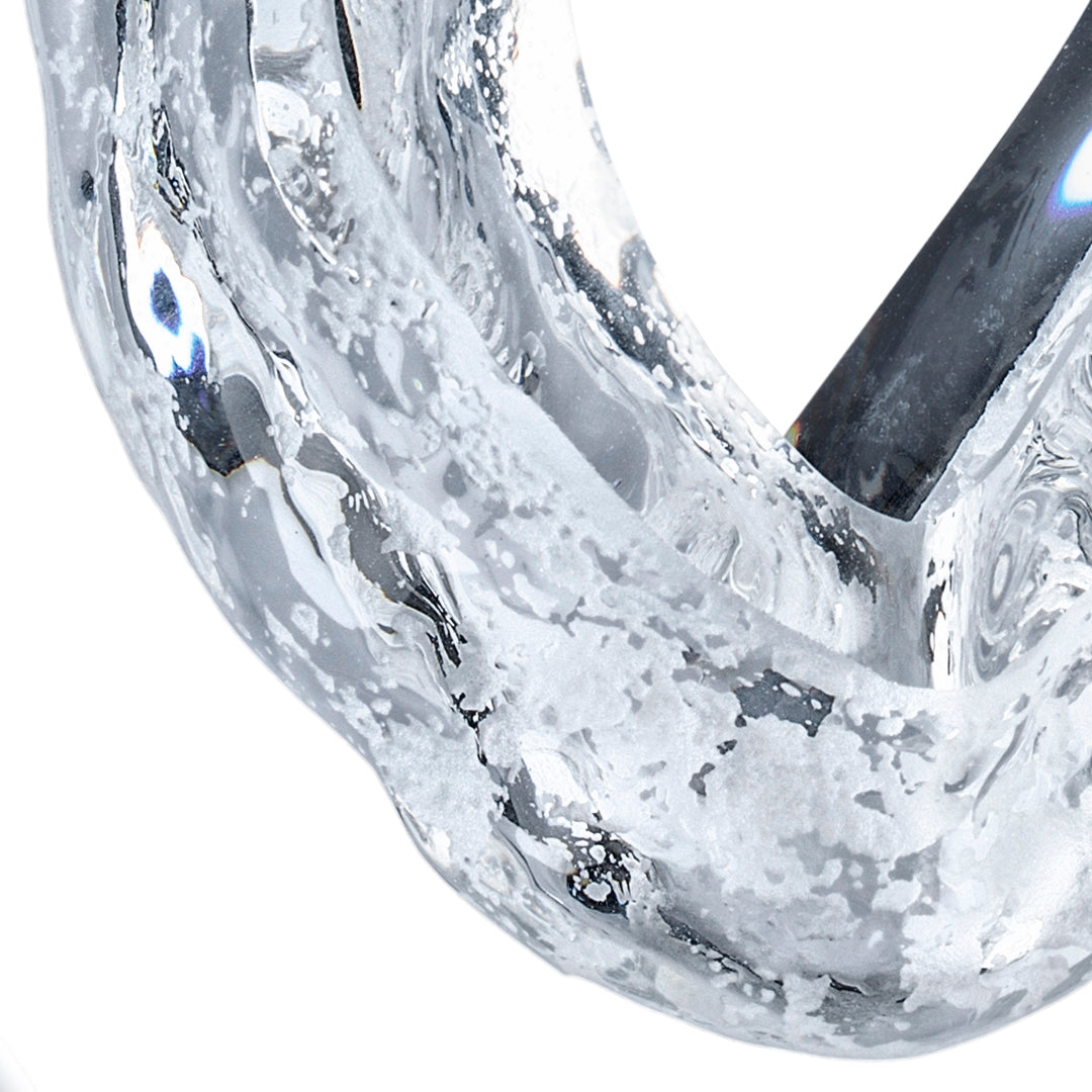 Macro de la matière du verre, surface granuleuse et bulles sur fond blanc
