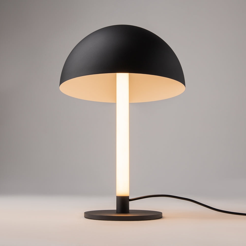Vue de trois quarts du luminaire, câble d'alimentation noir visible sur le côté.