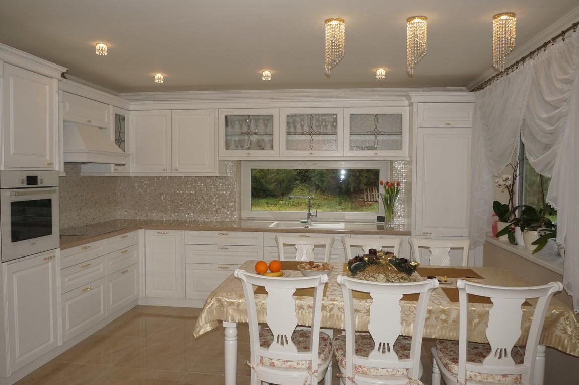 Mise en ambiance dans une cuisine blanche, trois spots cristal au plafond