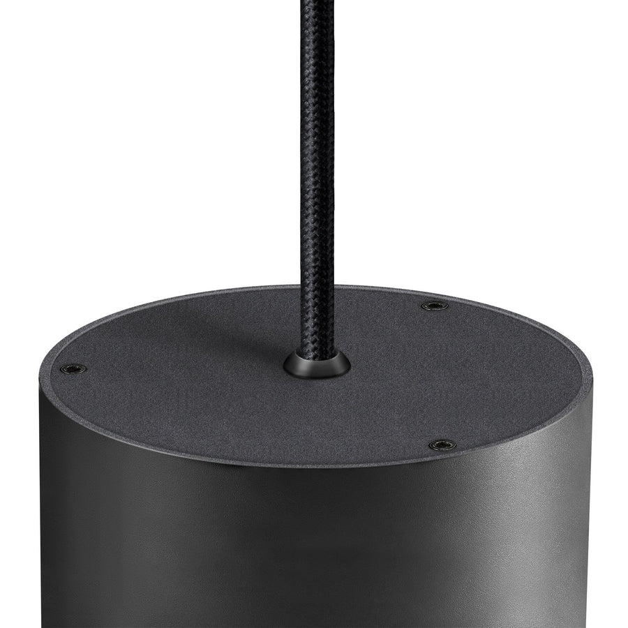 Détail du dessus du cylindre noir, câble tressé et vis de fixation apparentes.