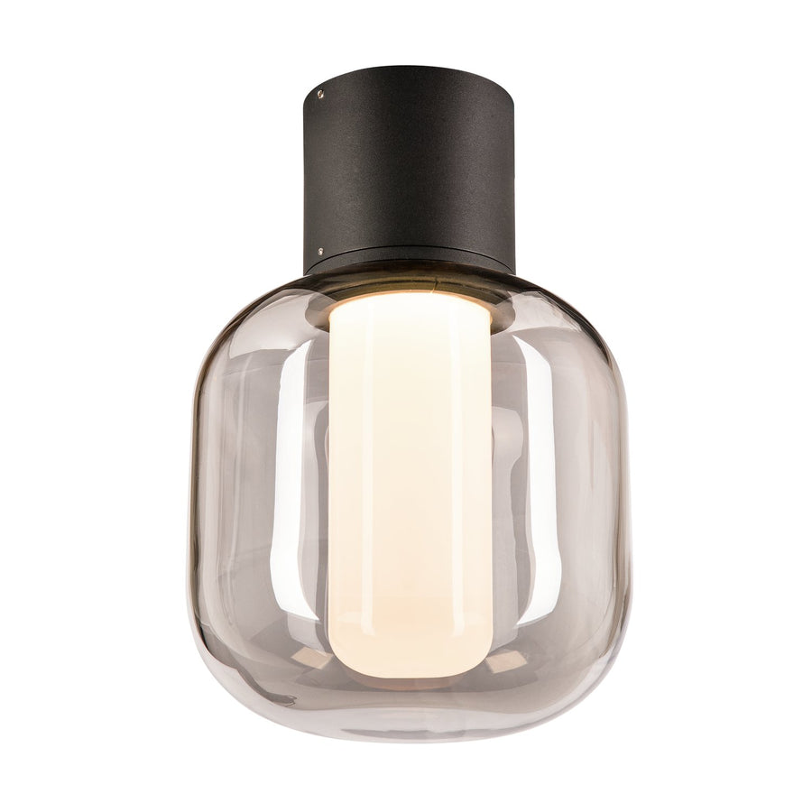 Vue rapprochée du plafonnier montrant le verre fumé et la lumière chaude
