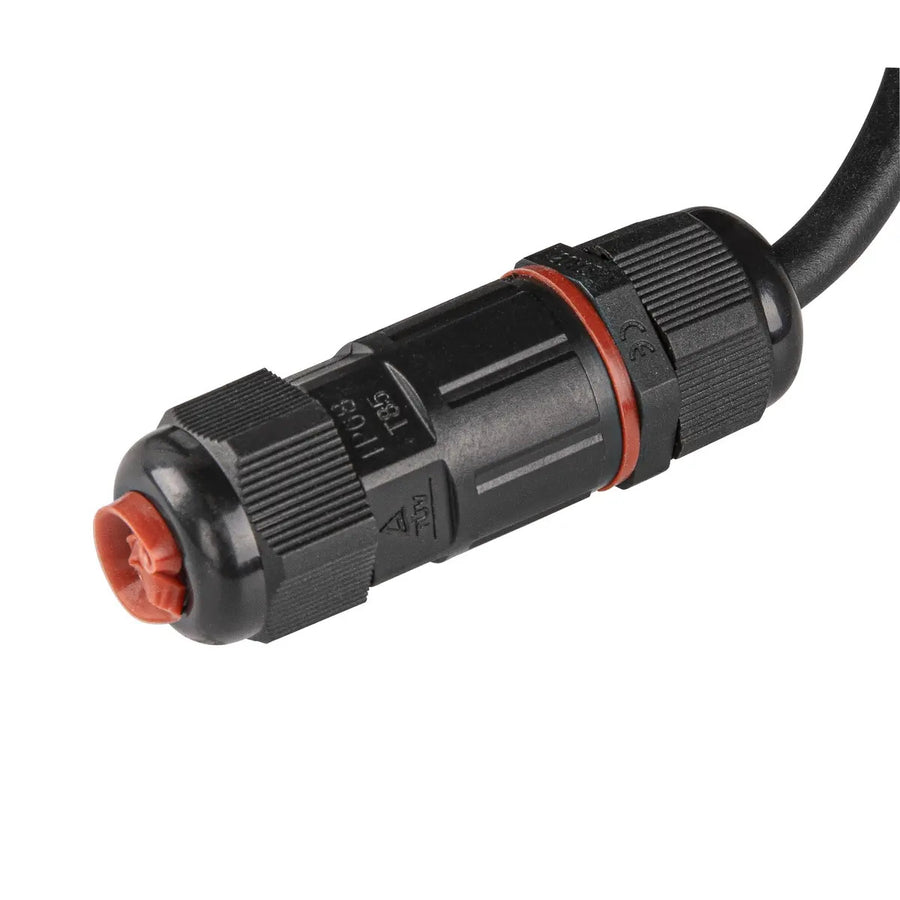Détail du connecteur étanche noir avec joint rouge et câble d’alimentation.