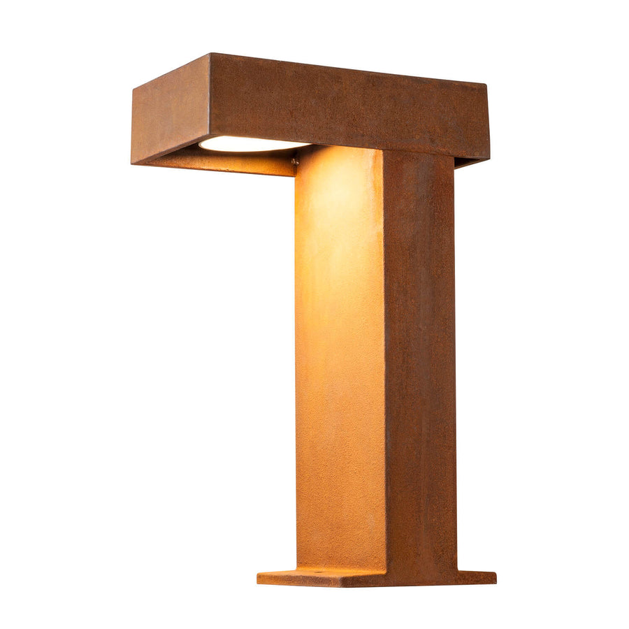 Face avant du lampadaire montrant la lueur chaude projetée sur le fût