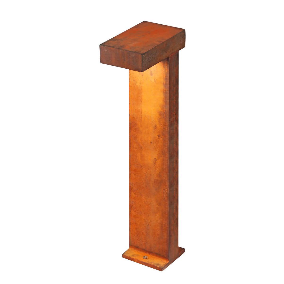 Vue latérale du lampadaire rouille, long fût rectangulaire et embase fixée.