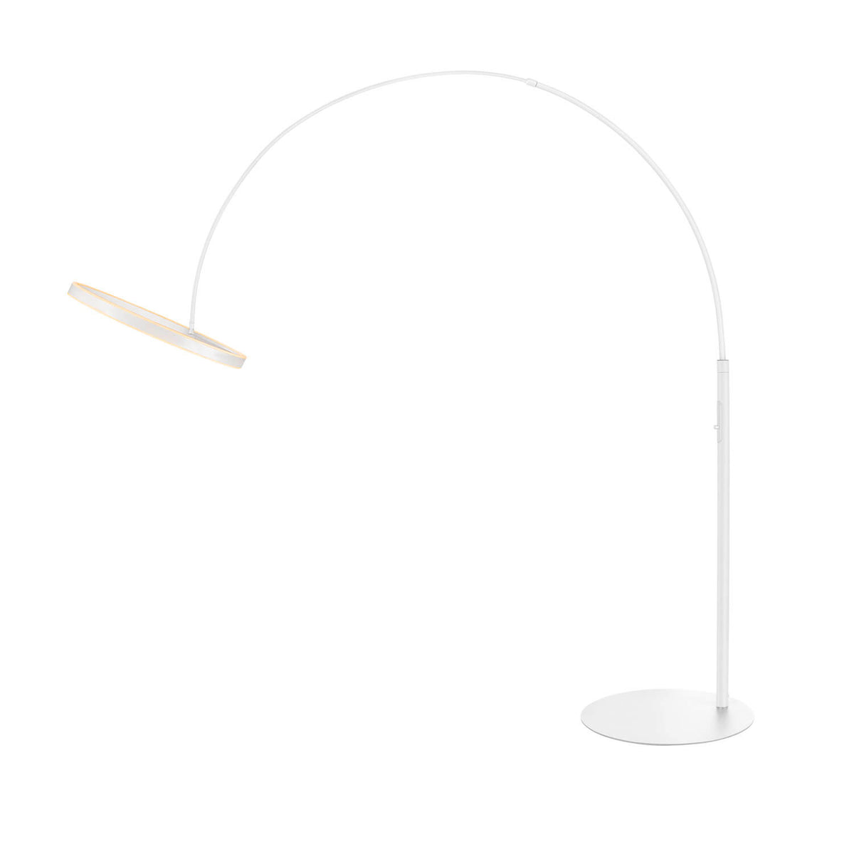 Autre angle du lampadaire sur socle plat, anneau orientable au-dessus du sol.