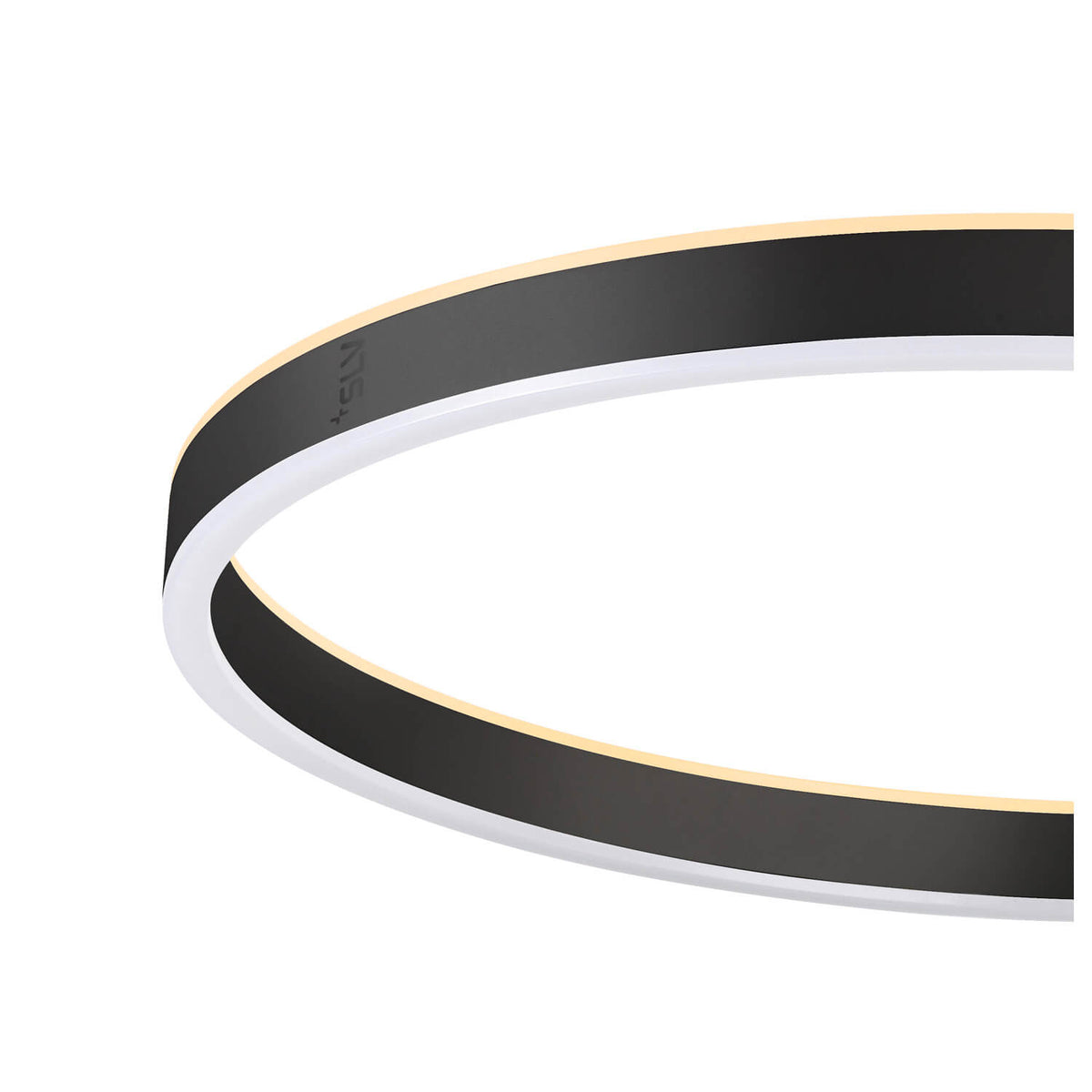 Détail rapproché du bandeau annulaire : face noire, diffuseur blanc et liseré lumineux chaud.