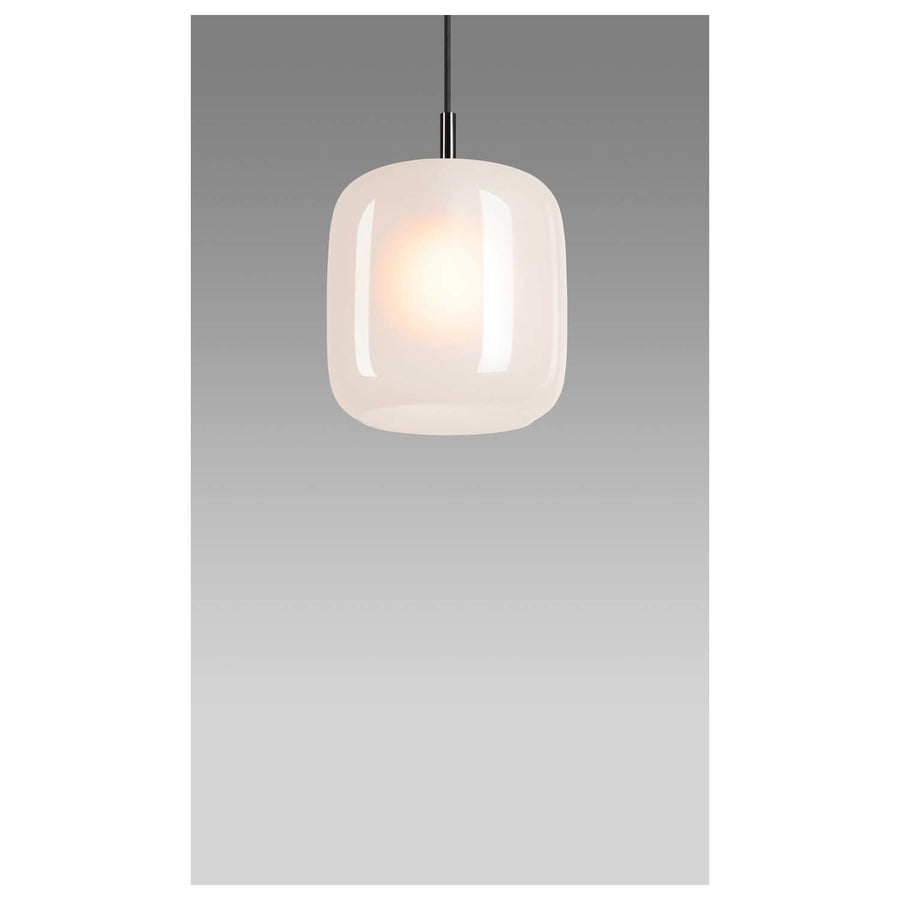Suspension éclairée sur fond gris, diffusant une lumière chaude et uniforme.