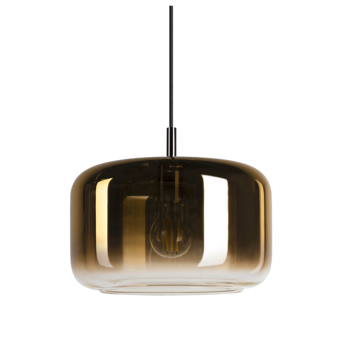 Vue rapprochée du luminaire suspendu, verre bombé doré et ampoule filament allumée.