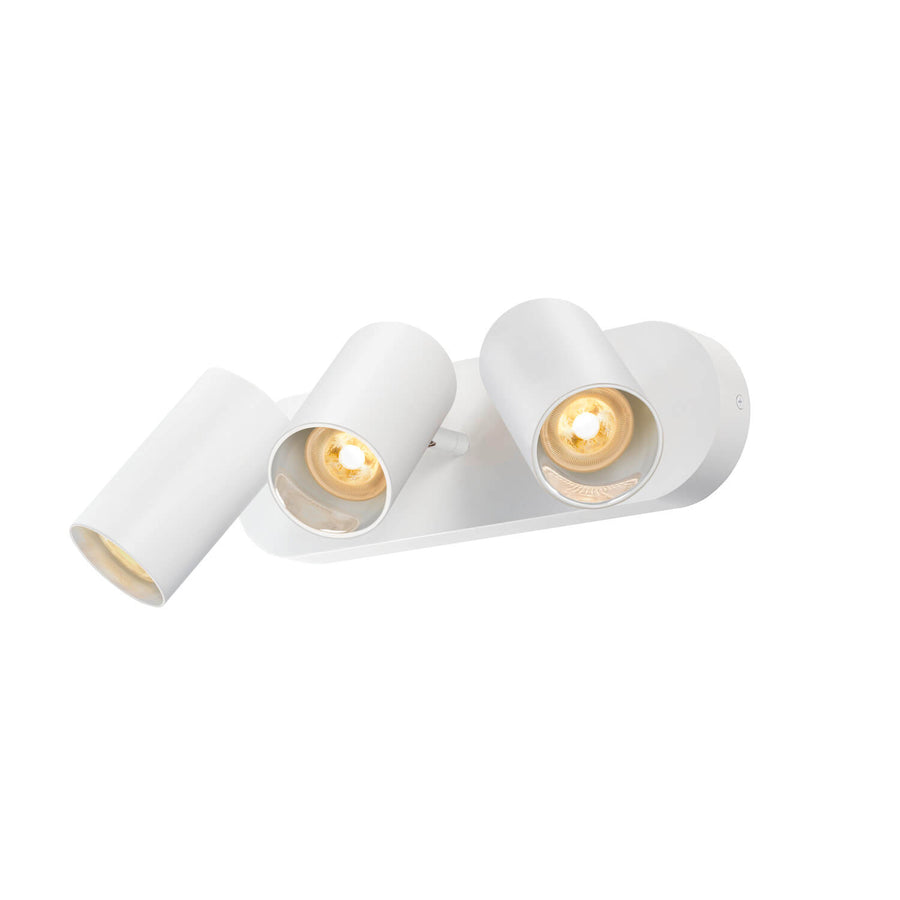 Vue en plongée du luminaire blanc et de ses trois projecteurs réglables