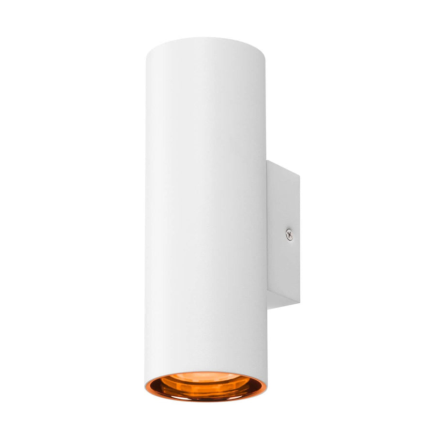Détail de l’ouverture orange chaude au bas du luminaire cylindrique blanc.