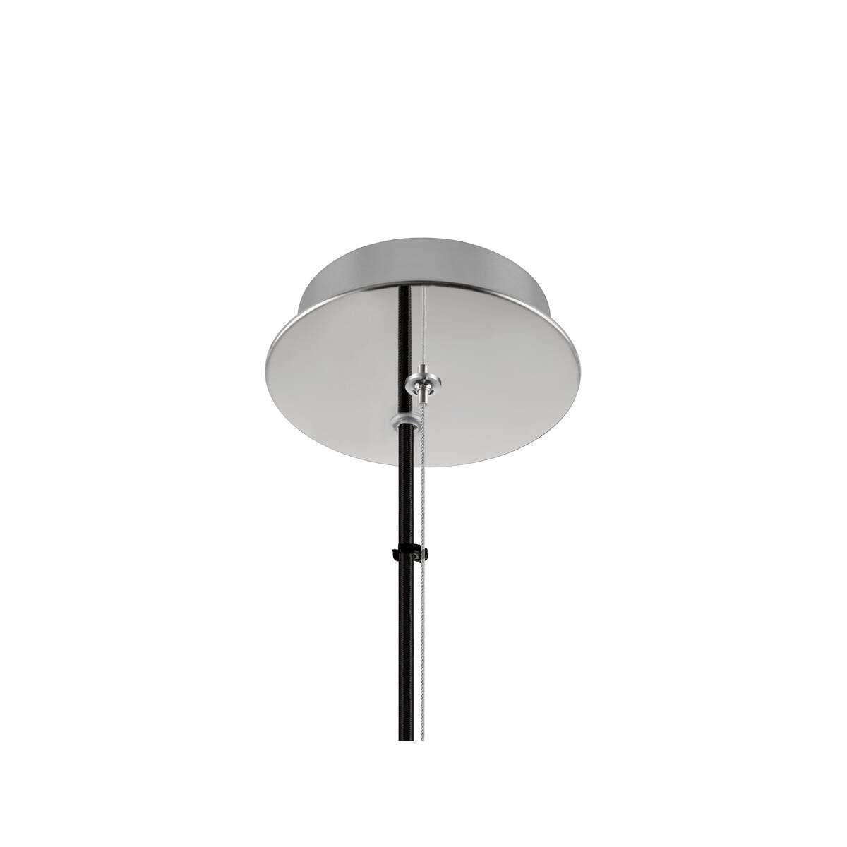 Détail de la rosace chromée fixée au plafond, avec le câble de suspension.