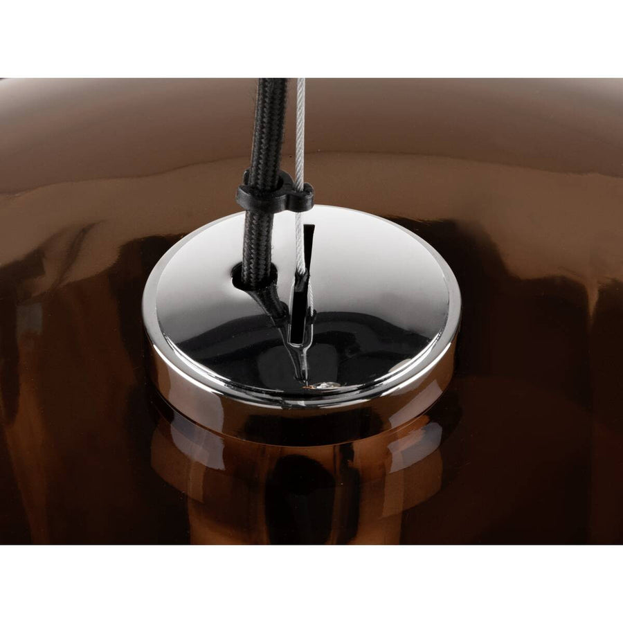 Détail du raccord chromé et de la gaine tressée noire au sommet du verre.