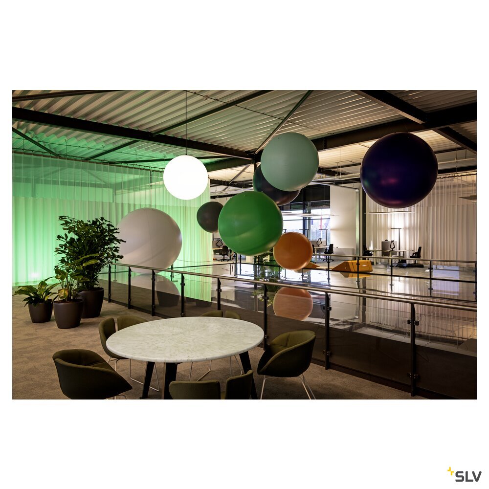 Mise en ambiance de plusieurs globes suspendus colorés dans un bureau moderne.