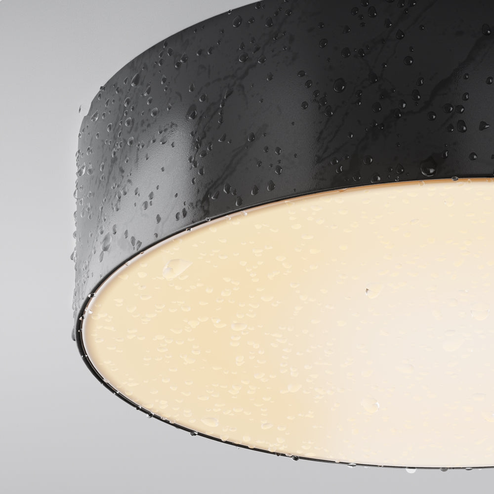 Détail du luminaire couvert de gouttes d'eau, résistance aux intempéries