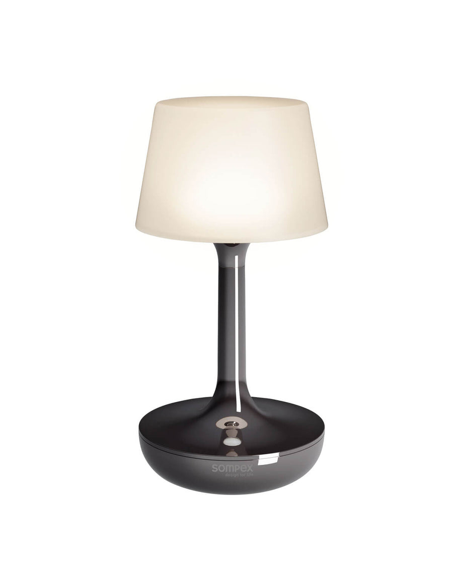 Lampe de table sans fil vue de face, abat-jour crème et socle anthracite brillant.