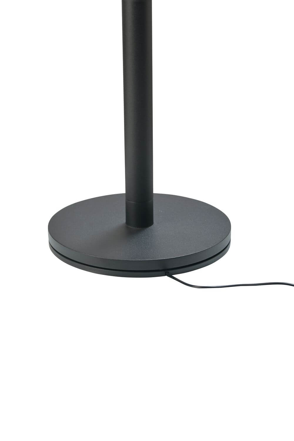 Détail de la base ronde noire avec câble de recharge branché sur le côté