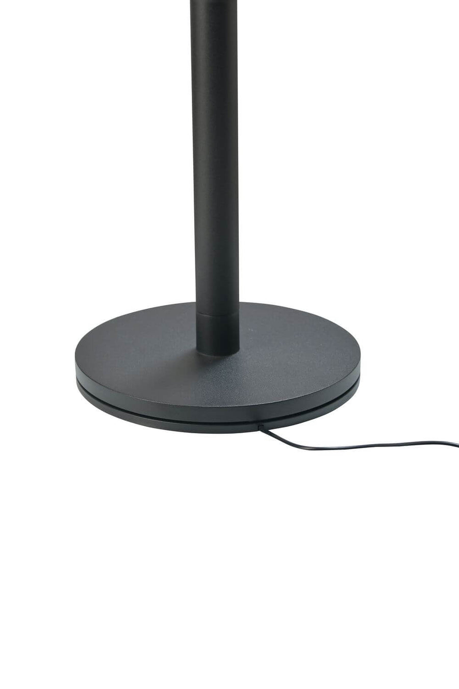 Détail du socle rond et du câble d'alimentation à la base de la lampe