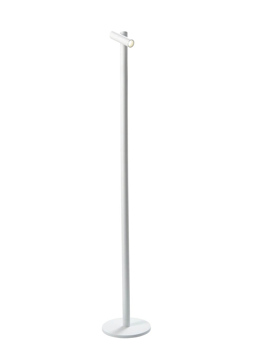 Lampe sur pied blanche de face, tige cylindrique et petite tête orientable, fond neutre