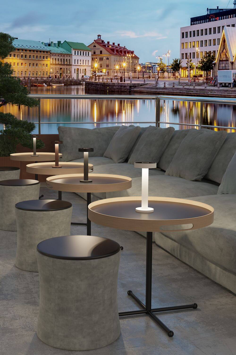 Mise en ambiance nocturne sur une terrasse, plusieurs lampes posées sur des tables basses.
