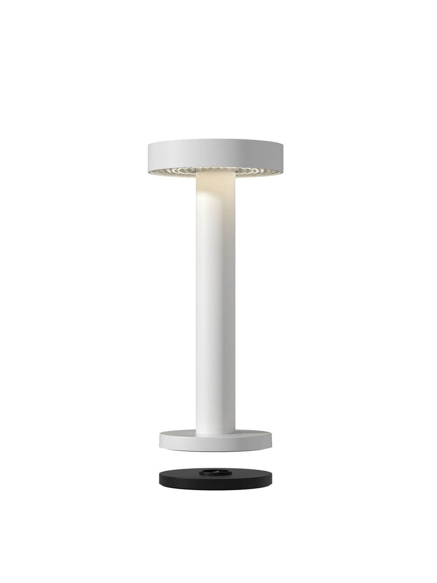 Détail du socle et de la base de recharge noire, lampe blanche en lévitation.