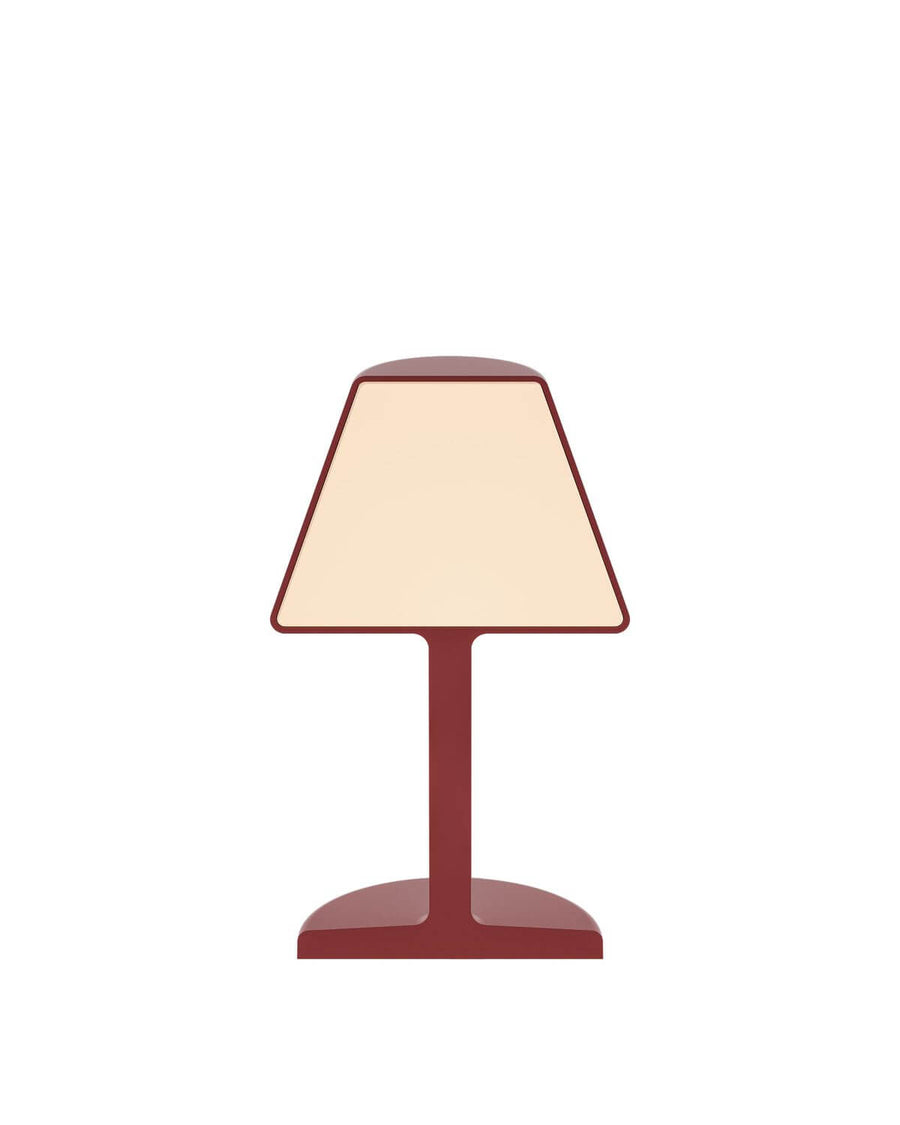 Vue de face du luminaire rouge, montrant la symétrie de l'abat-jour et du pied.