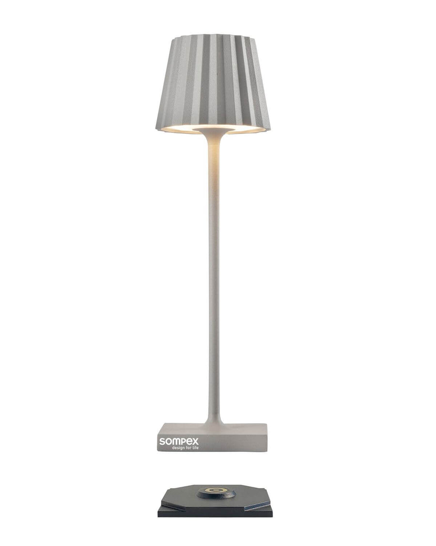 Lampe et sa base de recharge noire octogonale, détail du socle et contacteur