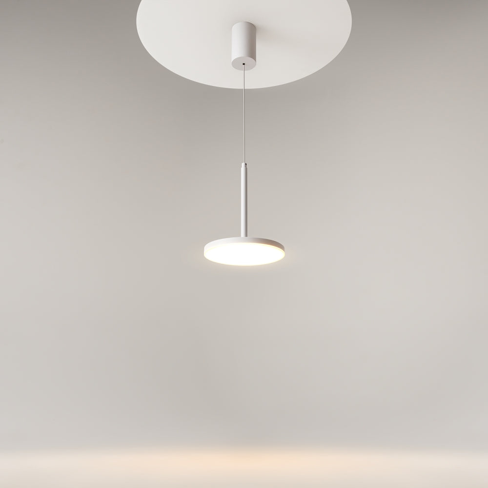 Mise en ambiance du luminaire allumé, rosace ronde blanche fixée au plafond