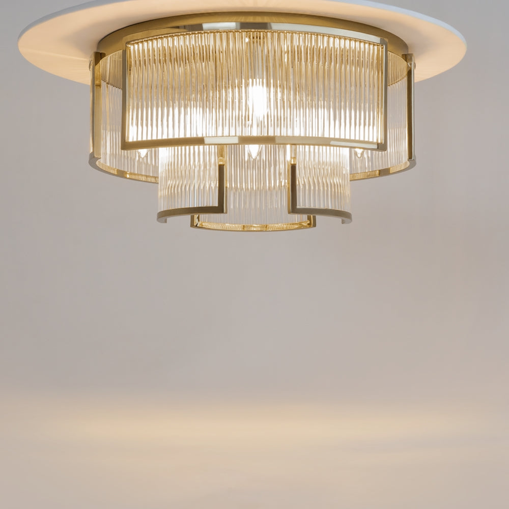 Vue en contre-plongée du plafonnier allumé sous un plafond blanc, halos lumineux.