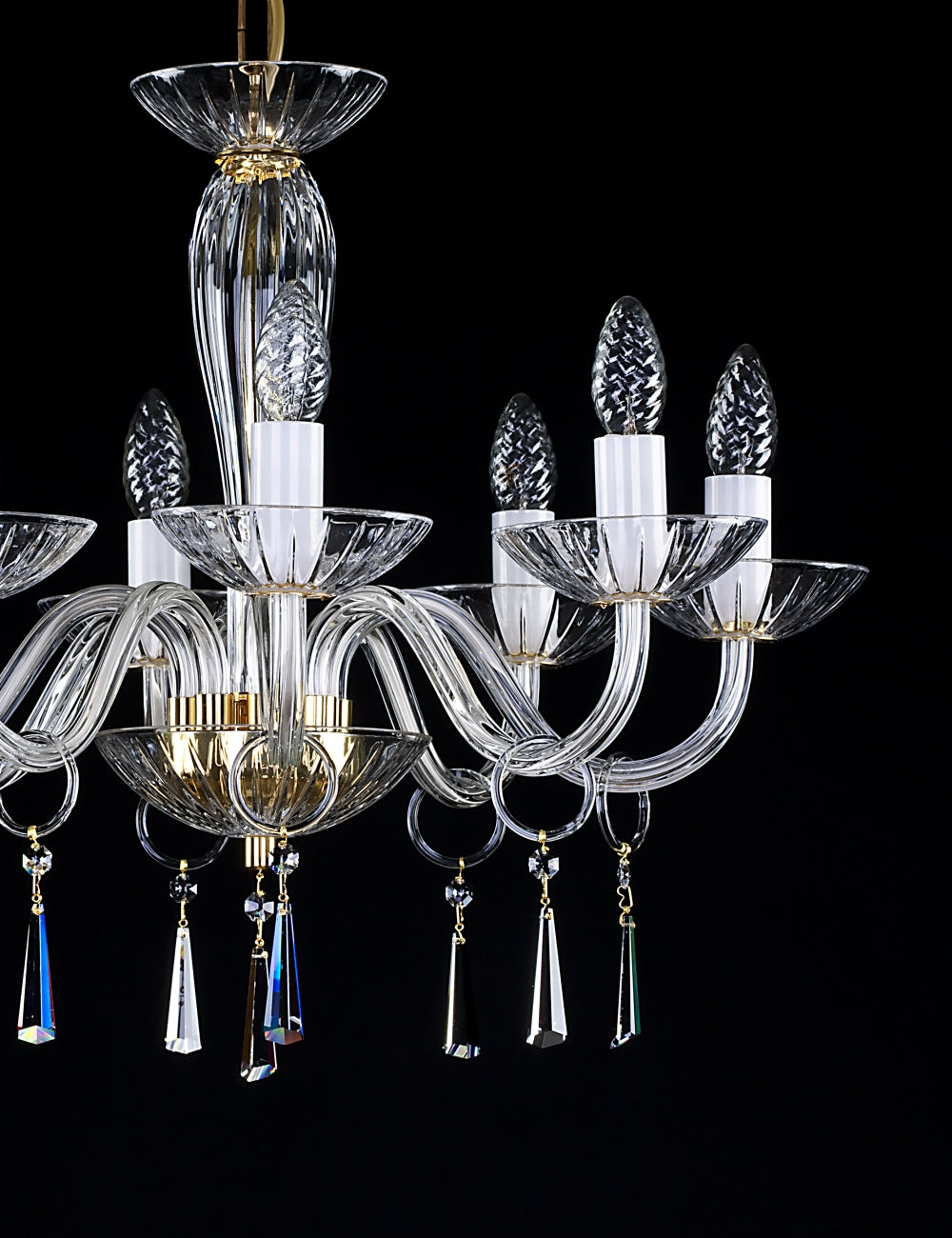 Détail des bras recourbés en verre, coupelles striées et pendants de cristal taillés