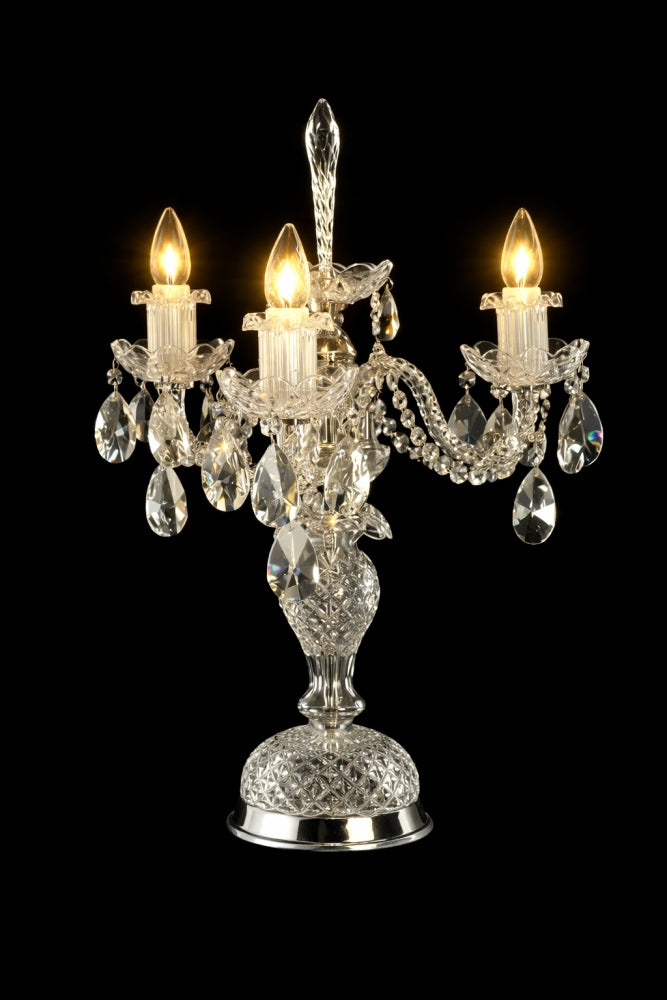 Même lampe allumée, trois ampoules chaudes sur fond noir