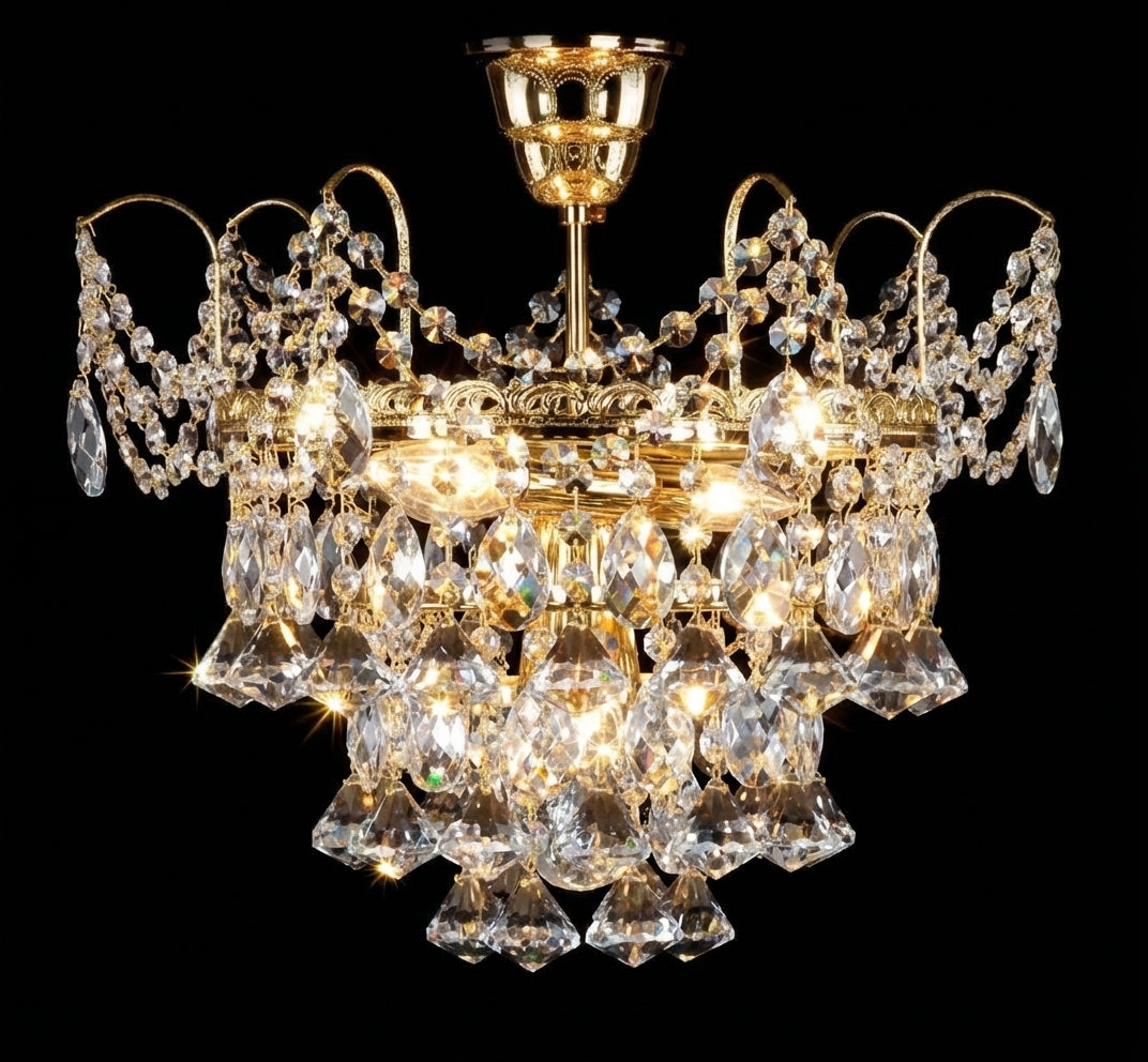 Plafonnier doré allumé, cristaux étincelants diffusant une lumière chaude