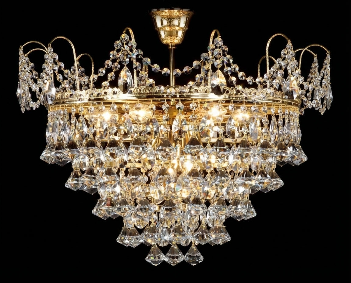 Version dorée allumée, ampoules visibles illuminant les cristaux, cadrage frontal serré.