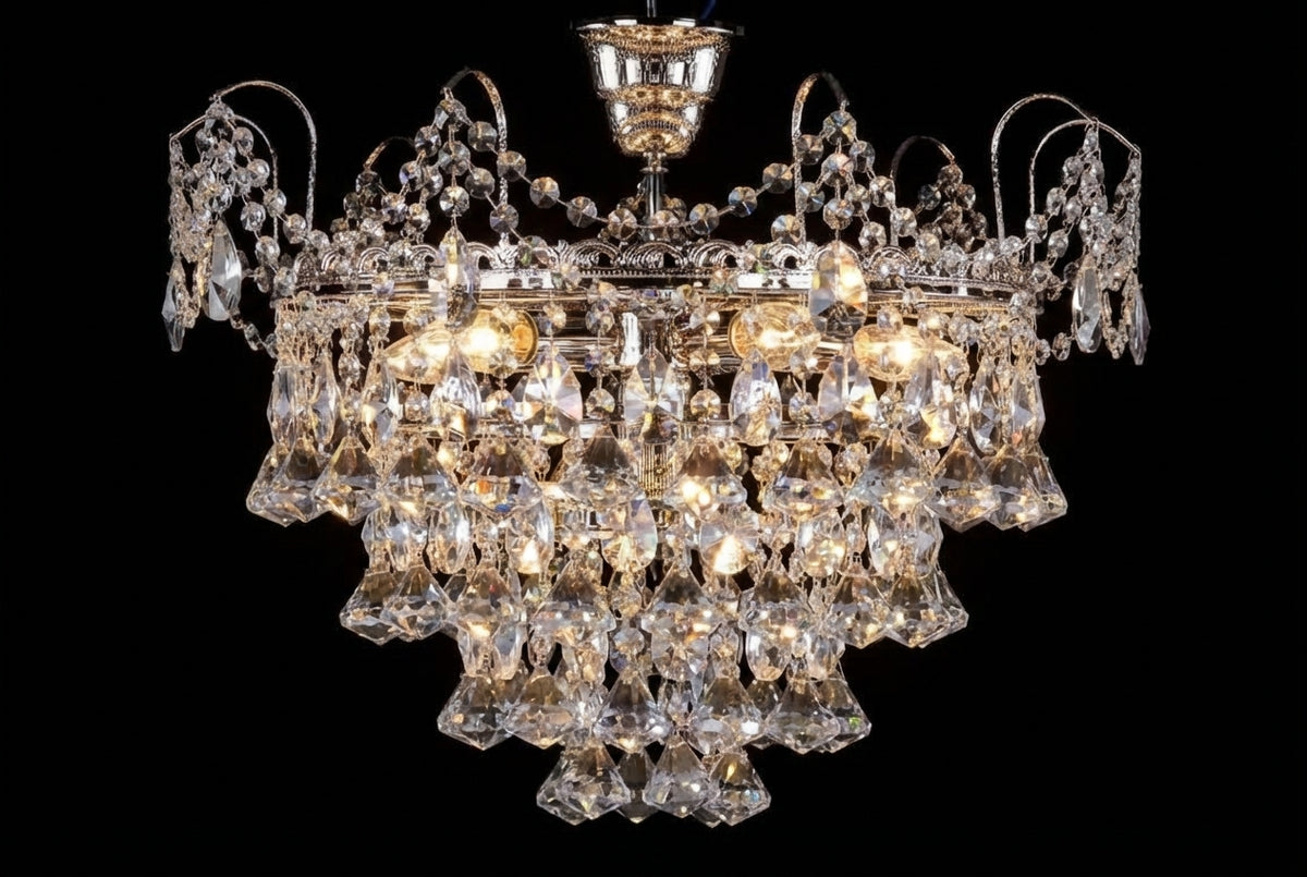 Même luminaire allumé, ampoules chaudes révélant les reflets des pendeloques en cristal.