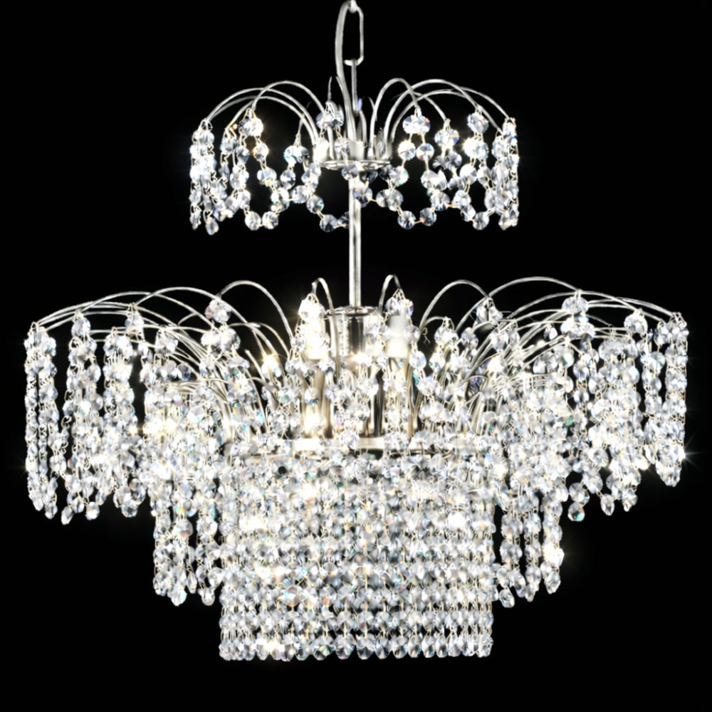 Lustre allumé, éclat des ampoules à travers les pendeloques de cristal
