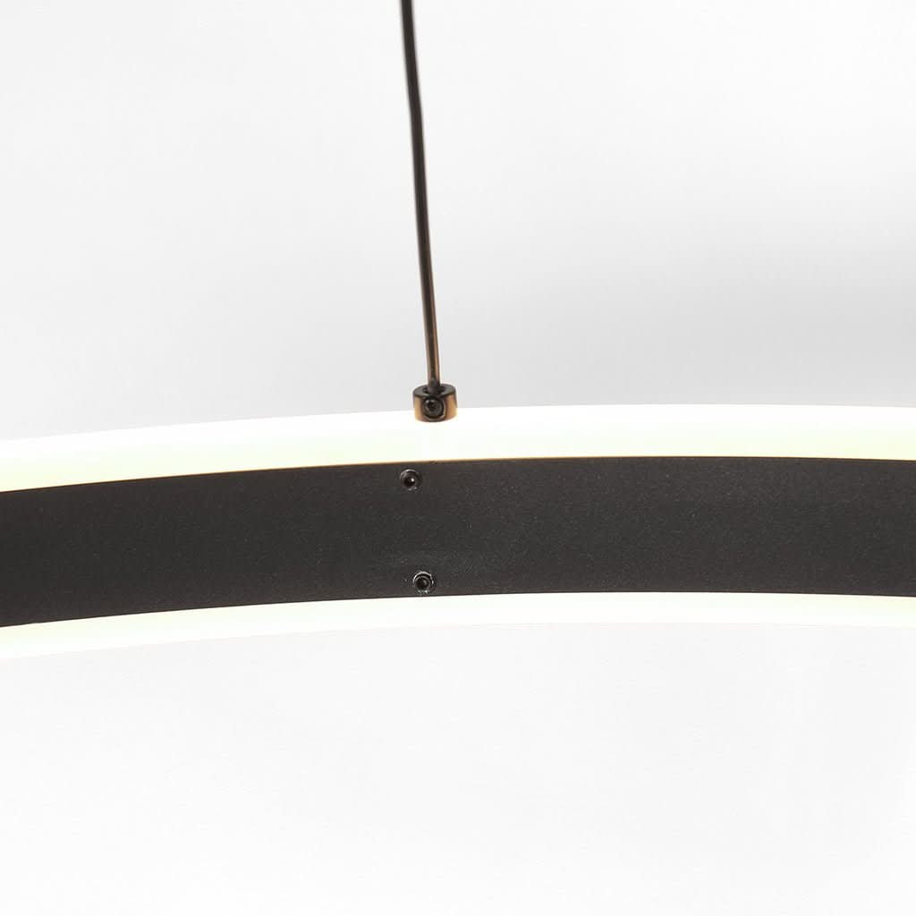 Vue rapprochée du dessous de l'anneau noir avec vis apparentes.