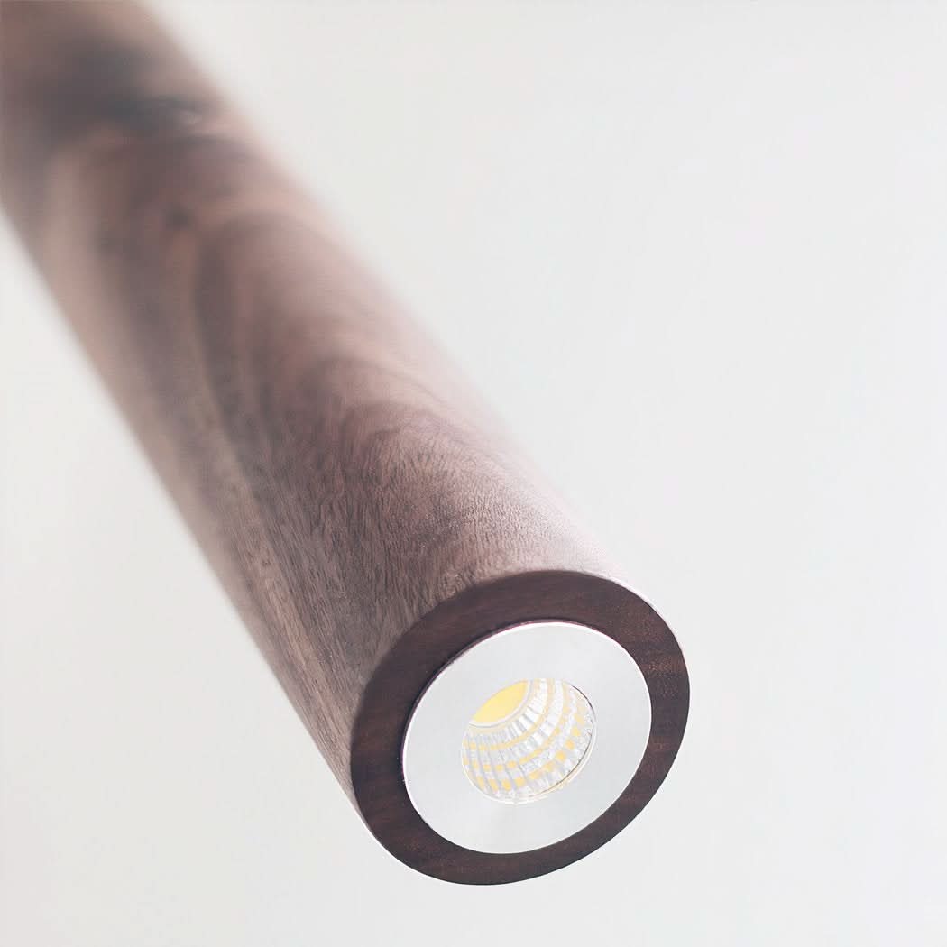 Gros plan sur l'extrémité ronde du tube en bois et sa source LED