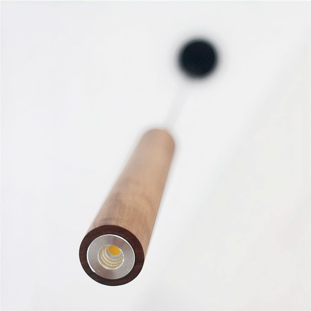 Vue en contre-plongée du luminaire montrant la rosace noire fixée au plafond