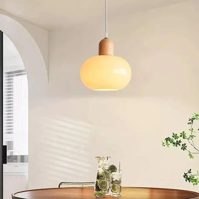 Suspension au-dessus d'une table ronde avec carafe de citronnade et arche