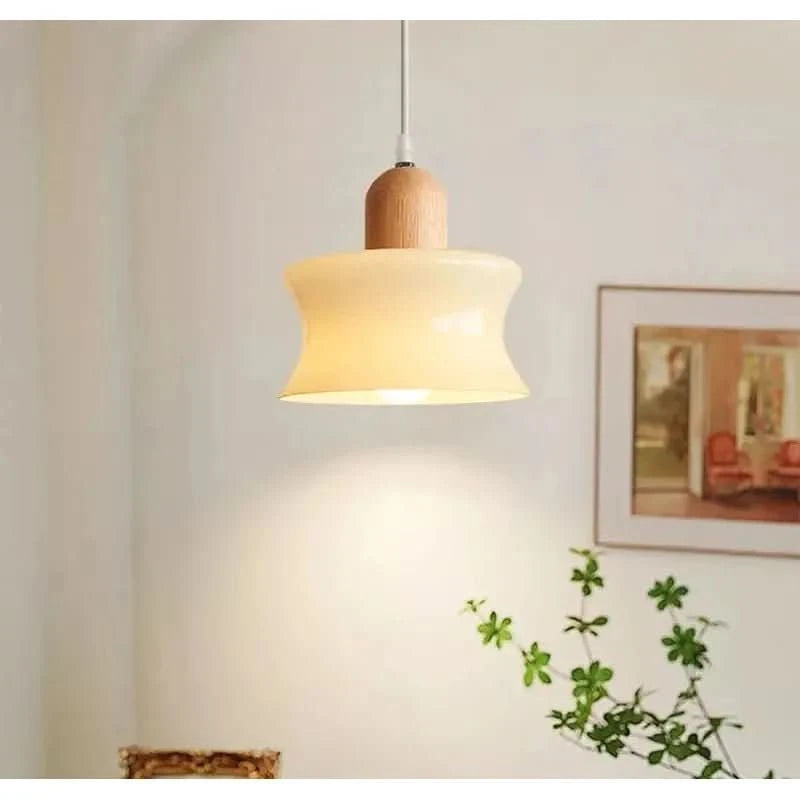 Vue rapprochée du luminaire allumé devant un mur blanc et un cadre