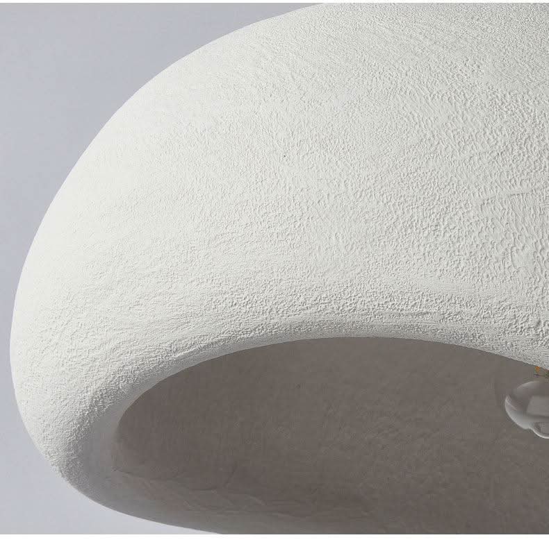 Gros plan sur la texture granuleuse d'un abat-jour blanc et l'ampoule à l'intérieur