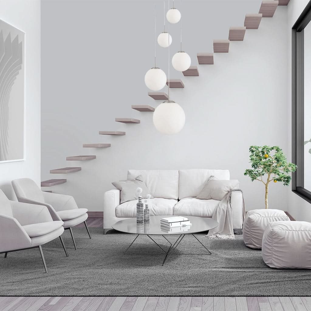 Grande suspension à globes blancs installée dans un salon au décor épuré