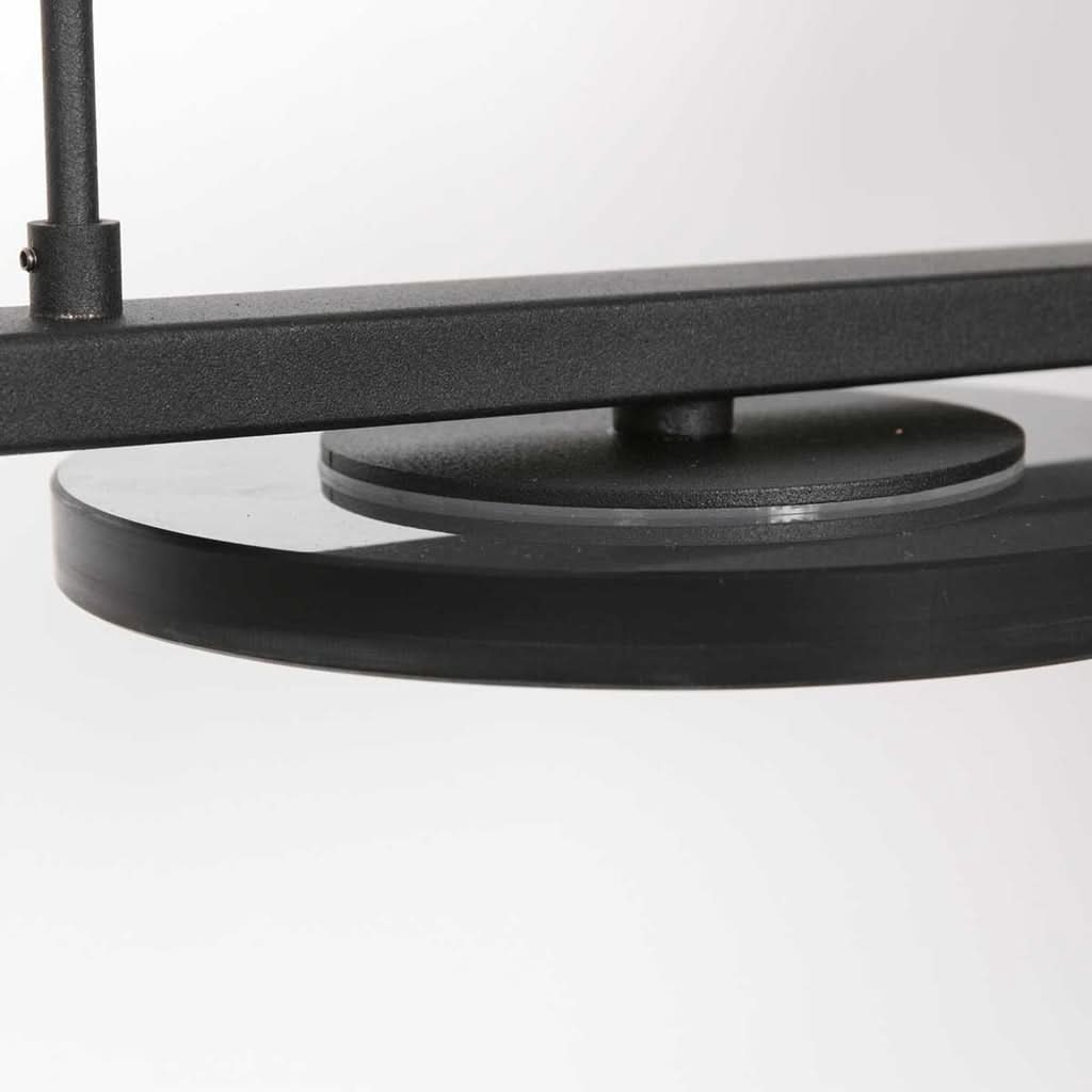 Gros plan sur le disque lumineux noir et son support métallique mat