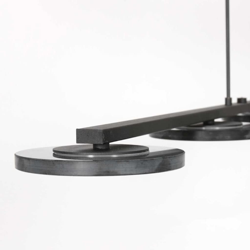 Détail de profil d'un diffuseur circulaire fixé sous la barre rectangulaire noire