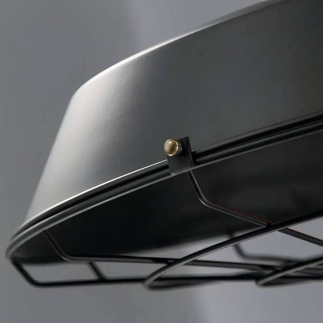 Détail de la finition avec vis dorée fixant la grille sur l'abat-jour noir.