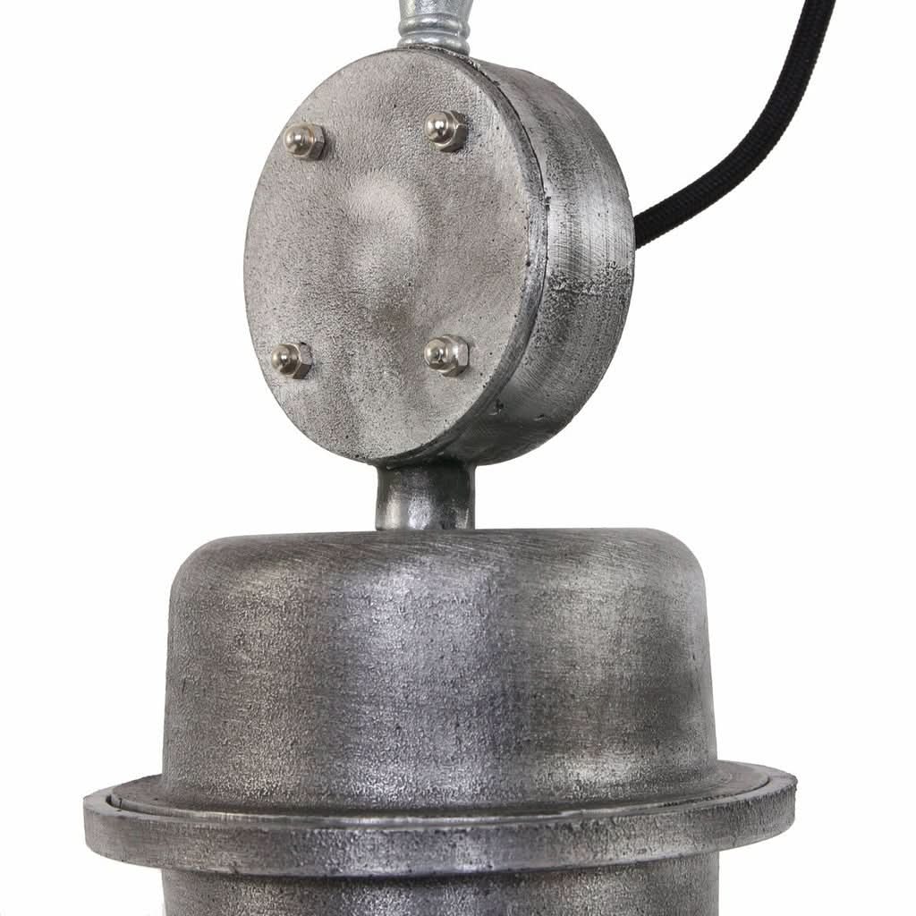 Détail du raccord métallique vissé et du passe-câble en haut du luminaire.