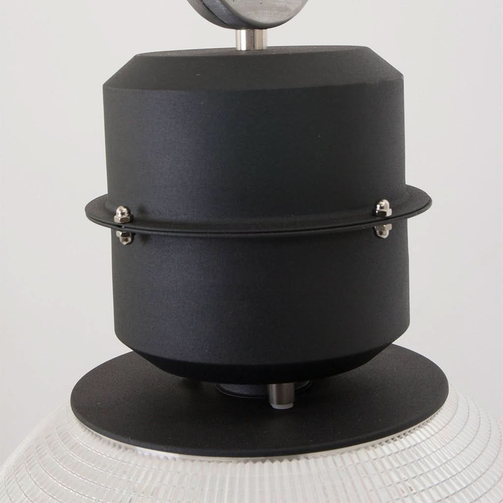 Détail du corps cylindrique noir avec collier à vis et verre nervuré