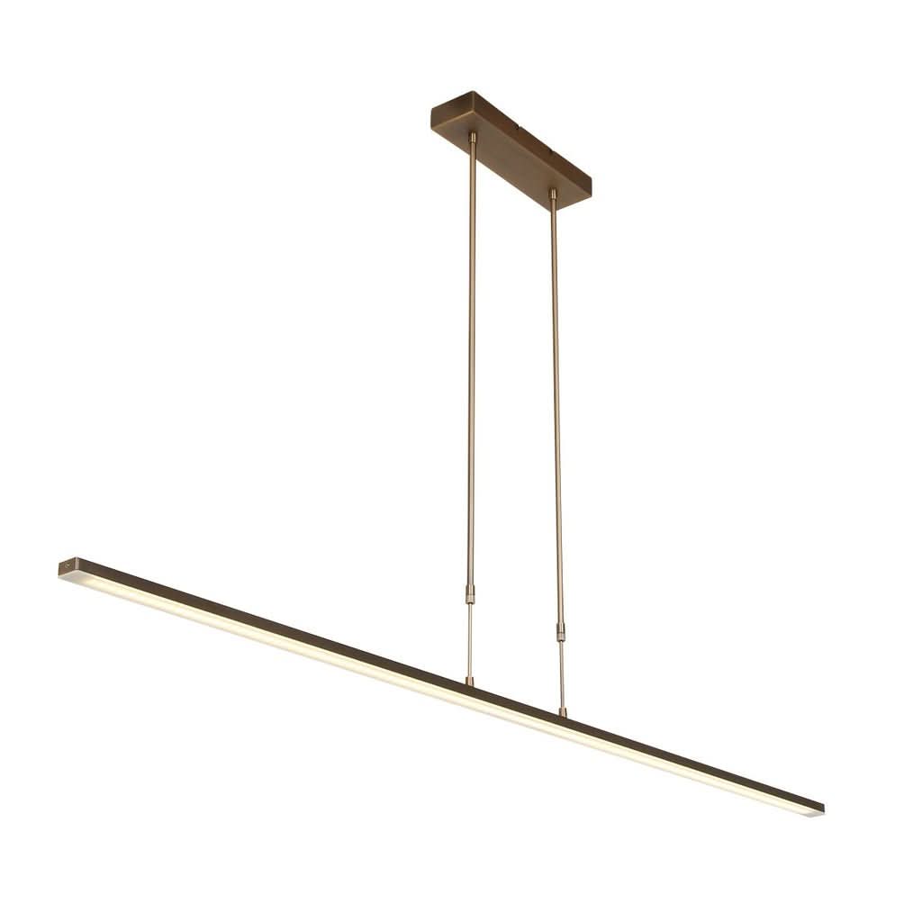 Vue en perspective du luminaire suspendu, long profil rectiligne incliné sur fond blanc