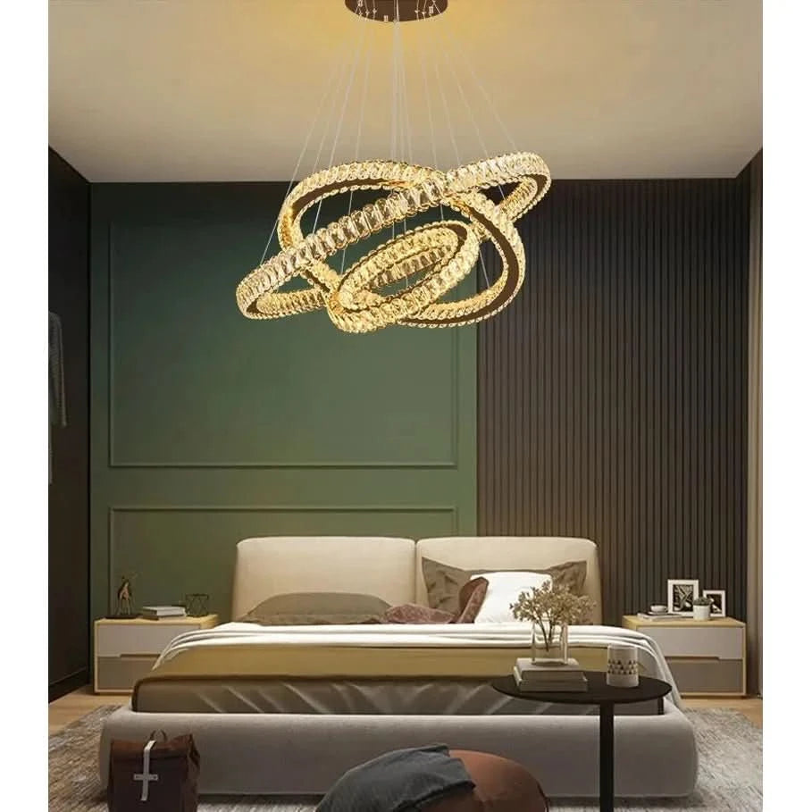 Luminaire en anneaux croisés au-dessus d'un lit dans une chambre à tête beige