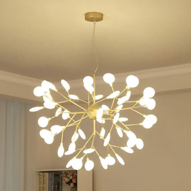 Luminaire allumé sous plafond blanc, diffusant une lumière chaude dans la pièce.